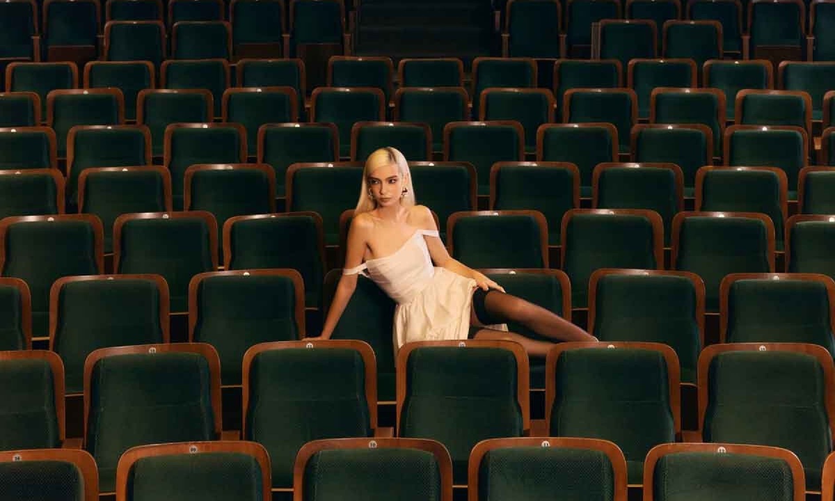 Sala de cinema de rua em Belo Horizonte transformada em catwalk de moda.
