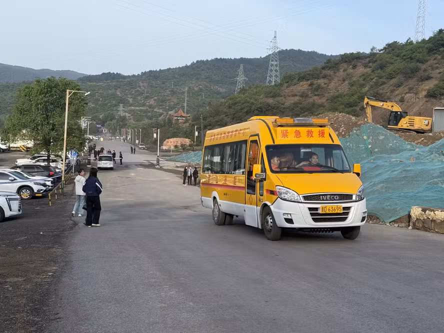 Explosão em mina de carvão na China, com resquícios de destruição e ruínas.