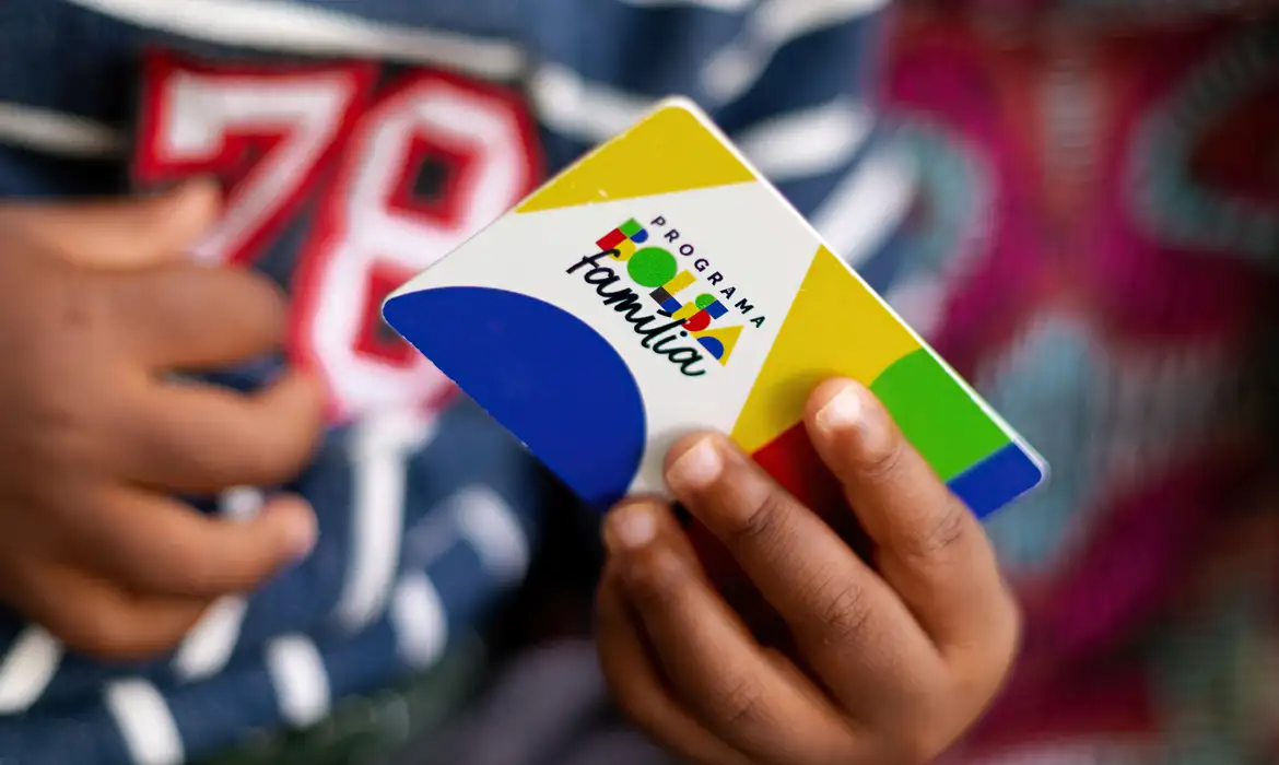 Profissionais de contabilidade revisam declarações de Imposto de Renda em escritório.