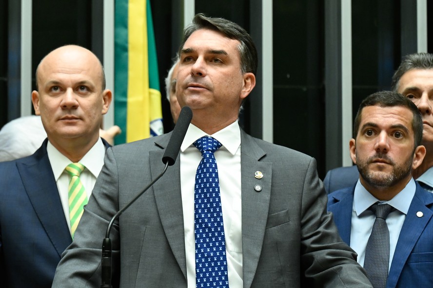 Gráfico de pesquisa Datafolha com resultado de 88% de apoio a Flávio Bolsonaro.