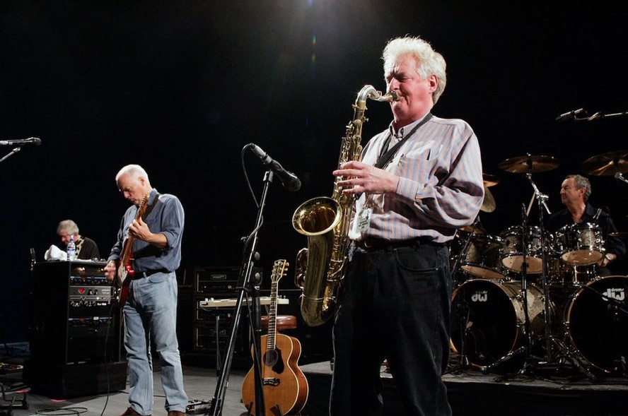 David Gilmour anuncia a morte de Dick Parry, saxofonista do Pink Floyd.