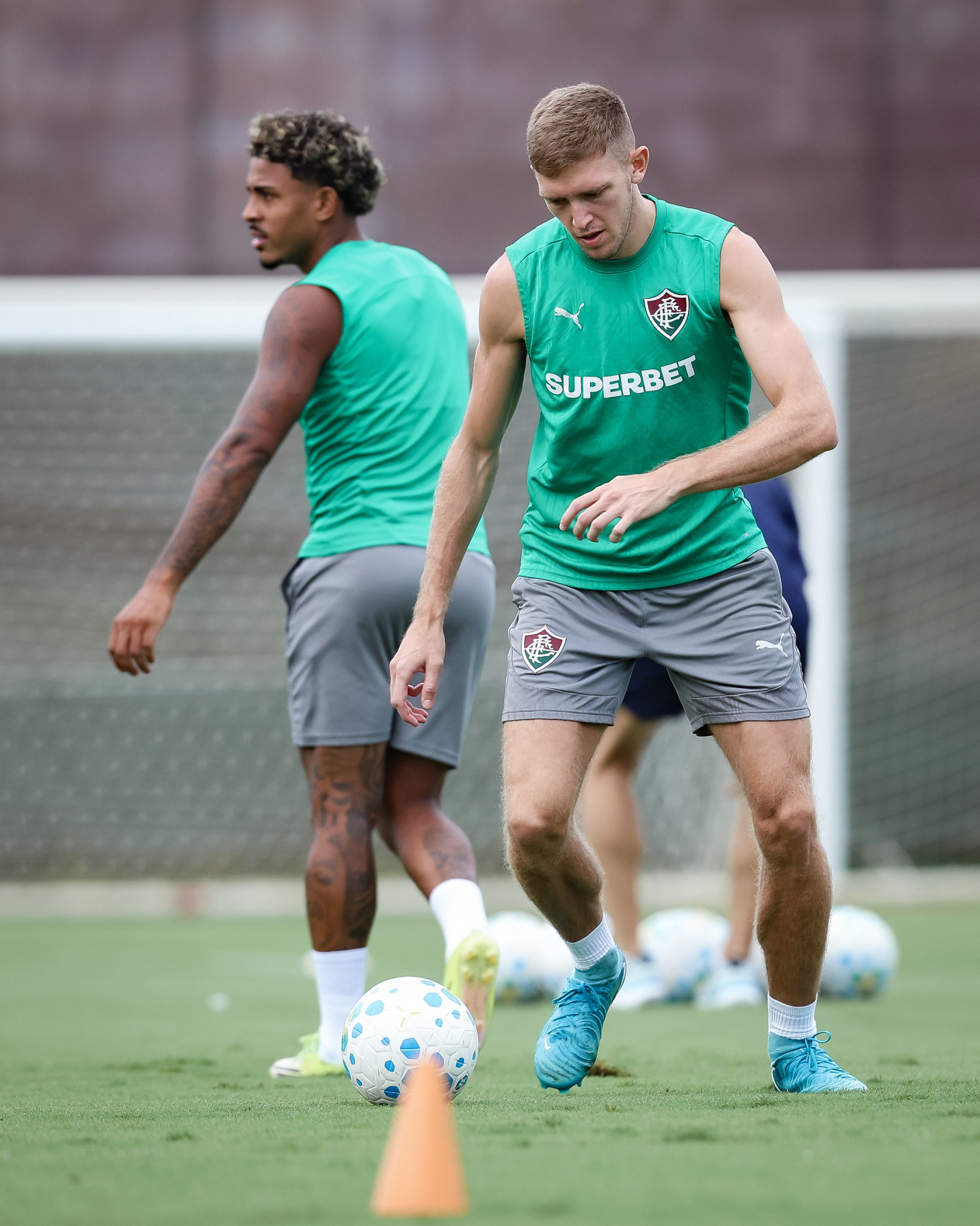 Jogadores do Macaé Sub-20 em campo sem almoço antes de partida da Série B1 do Carioca.