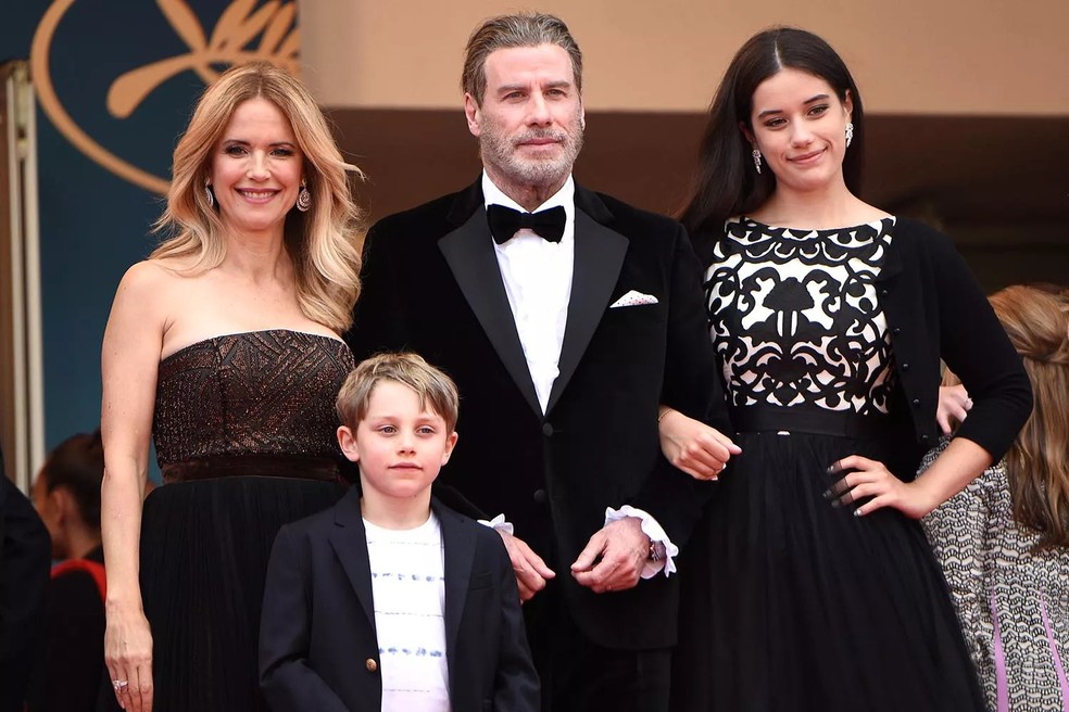 Ella Bleu Travolta com pais, John Travolta e Kelly Preston, em apoio incondicional à sua carreira artística.
