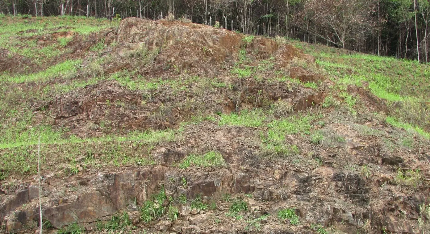 Vulcão brasileiro, considerado o mais antigo do mundo, em meio a paisagem natural desértica.