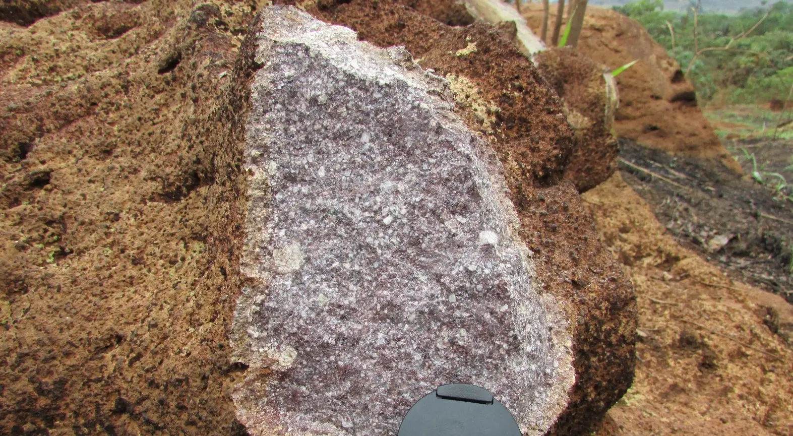 Vulcão brasileiro, considerado o mais antigo do mundo, em meio a paisagem natural desértica.