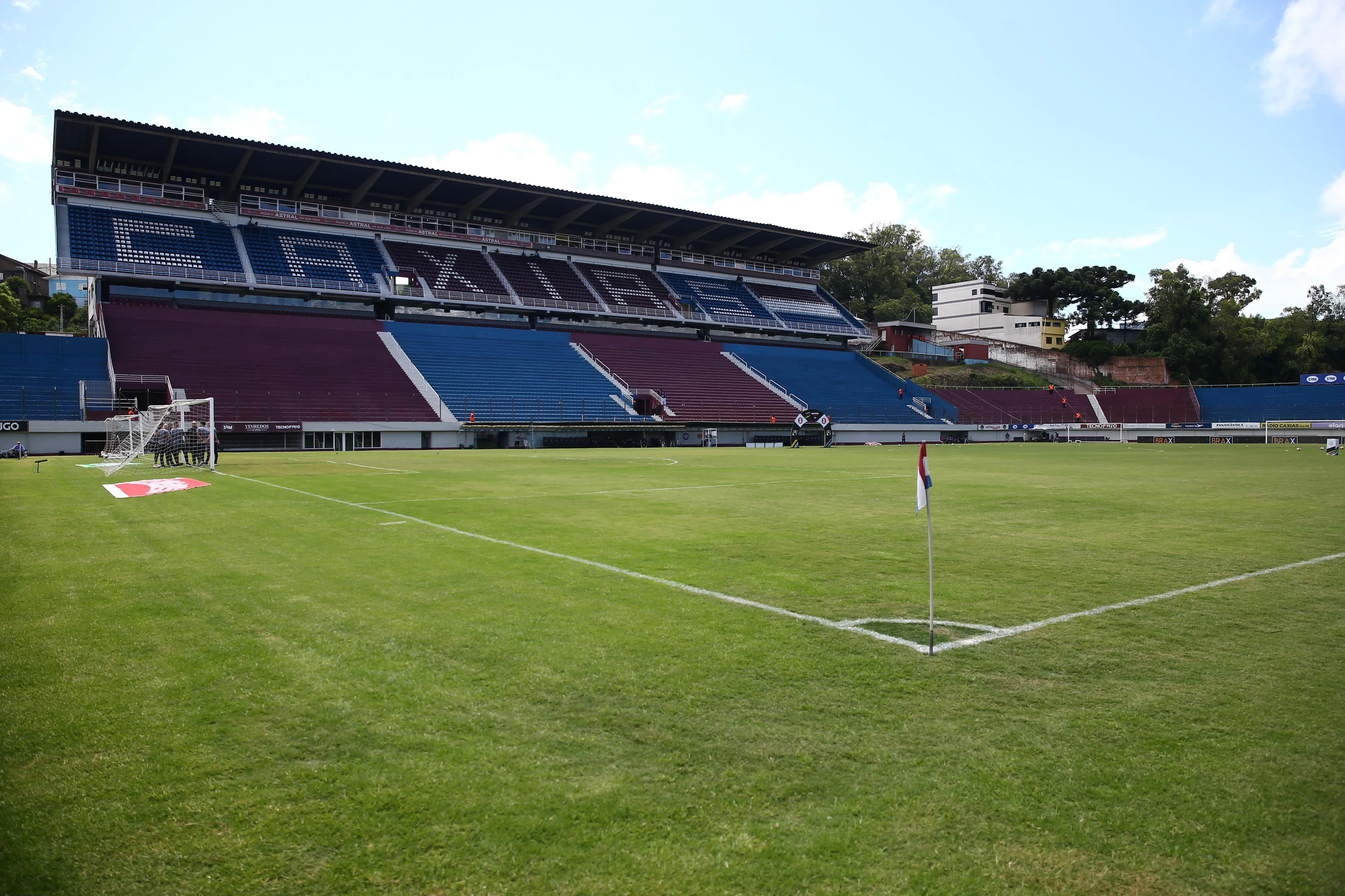 Equipe de futebol em campo, jogadores se preparando para partida.