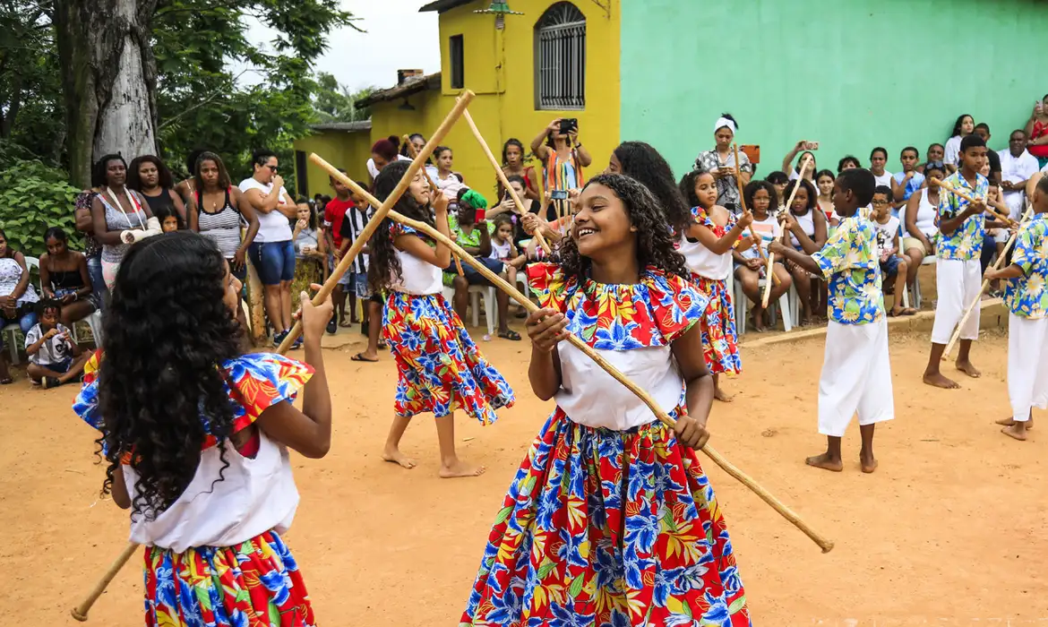 Comunidade celebra Dia Mundial da África em festival no Quilombo Urbano Mineiro Pau.