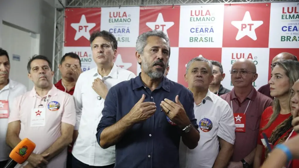 Elmano lança candidatura com recado à oposição em plena cobertura jornalística.