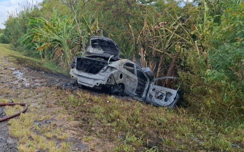 Acidente na RS-287: carro em chamas após tentativa de ultrapassagem fatal.