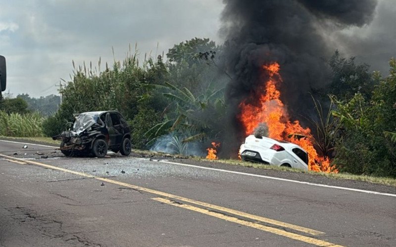 Acidente na RS-287: carro em chamas após tentativa de ultrapassagem fatal.