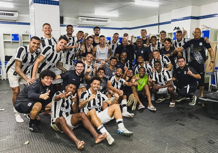 Jogadores de futebol em ação em campo durante jogo da Série D ZeroUm.