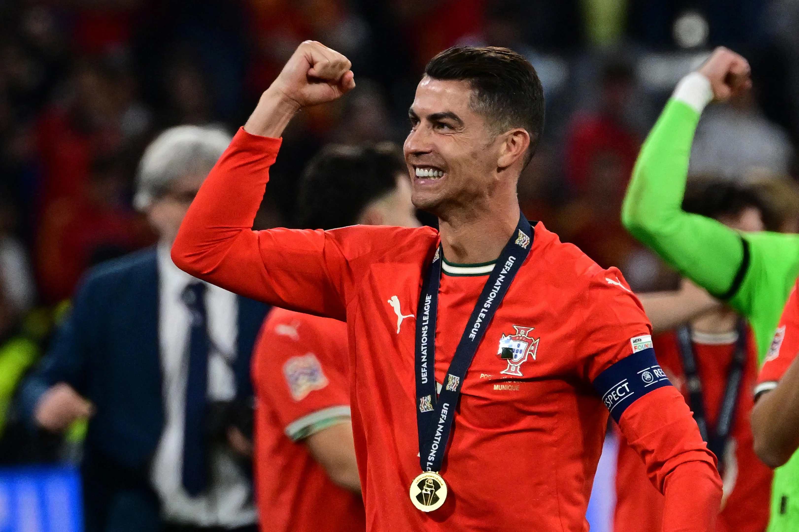 Cristiano Ronaldo em campo, com expressão determinada, demonstrando perseverança e reinvenção.