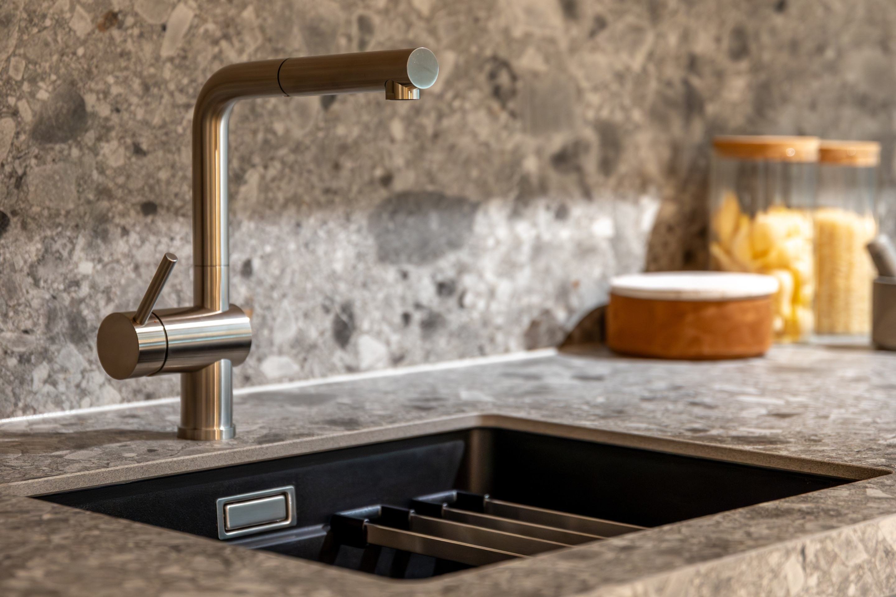 Cozinha moderna com pia central em estilo minimalista.