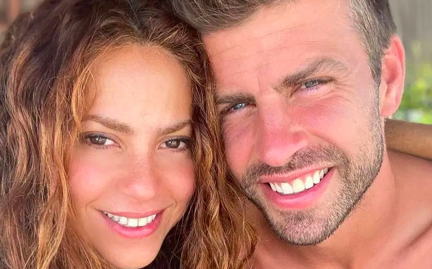 Shakira sorri ao falar sobre Piqué em entrevista jornalística.
