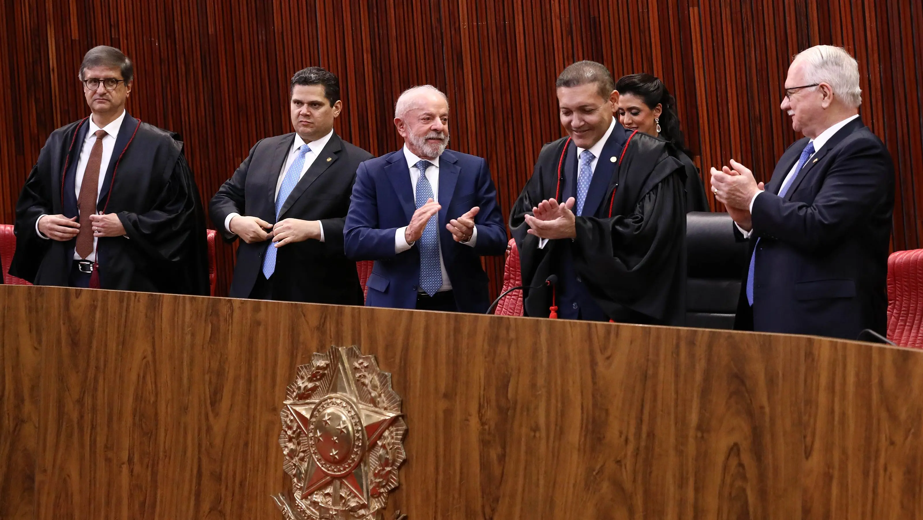 Pessoas se divertindo em uma festa na ilha da fantasia.