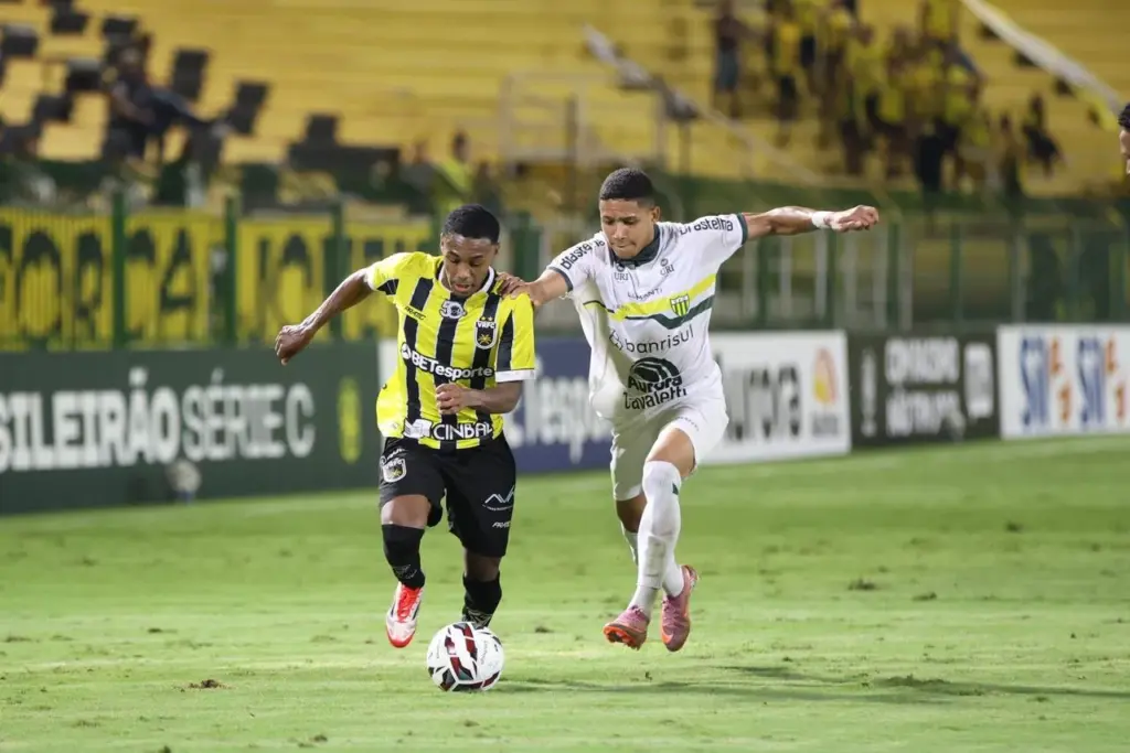 Jogo de futebol entre Volta Redonda e Ypiranga em uma partida de campeonato.