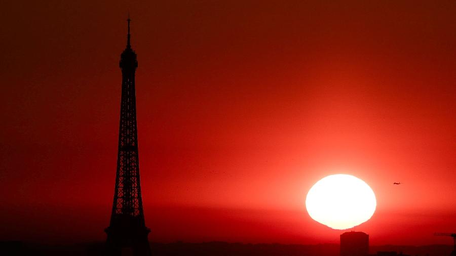 Atletas correm em calor intenso durante corrida em França, com um morto no local.