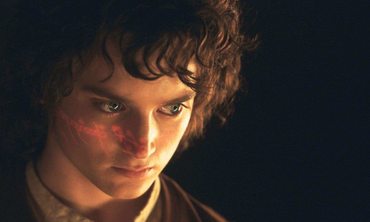 Peter Jackson prepara novas aventuras de Tintim no cinema, em uma mesa repleta de papéis e projetos.