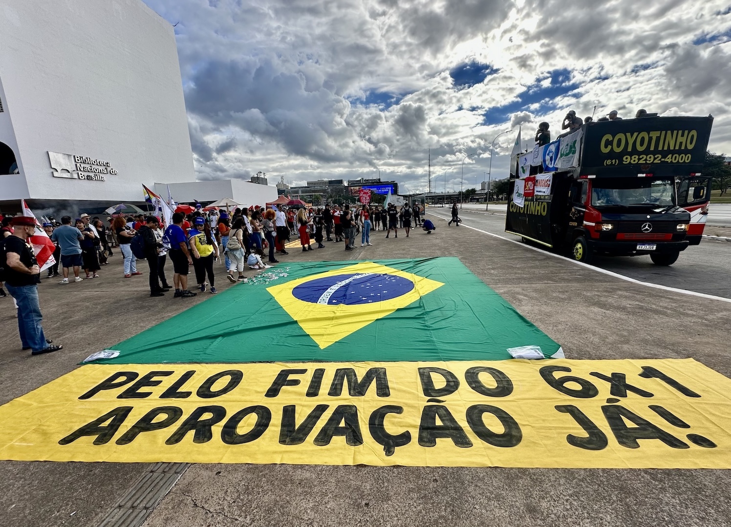 Manifestantes reunidos em Brasília exigem fim da escala 6 X 1.