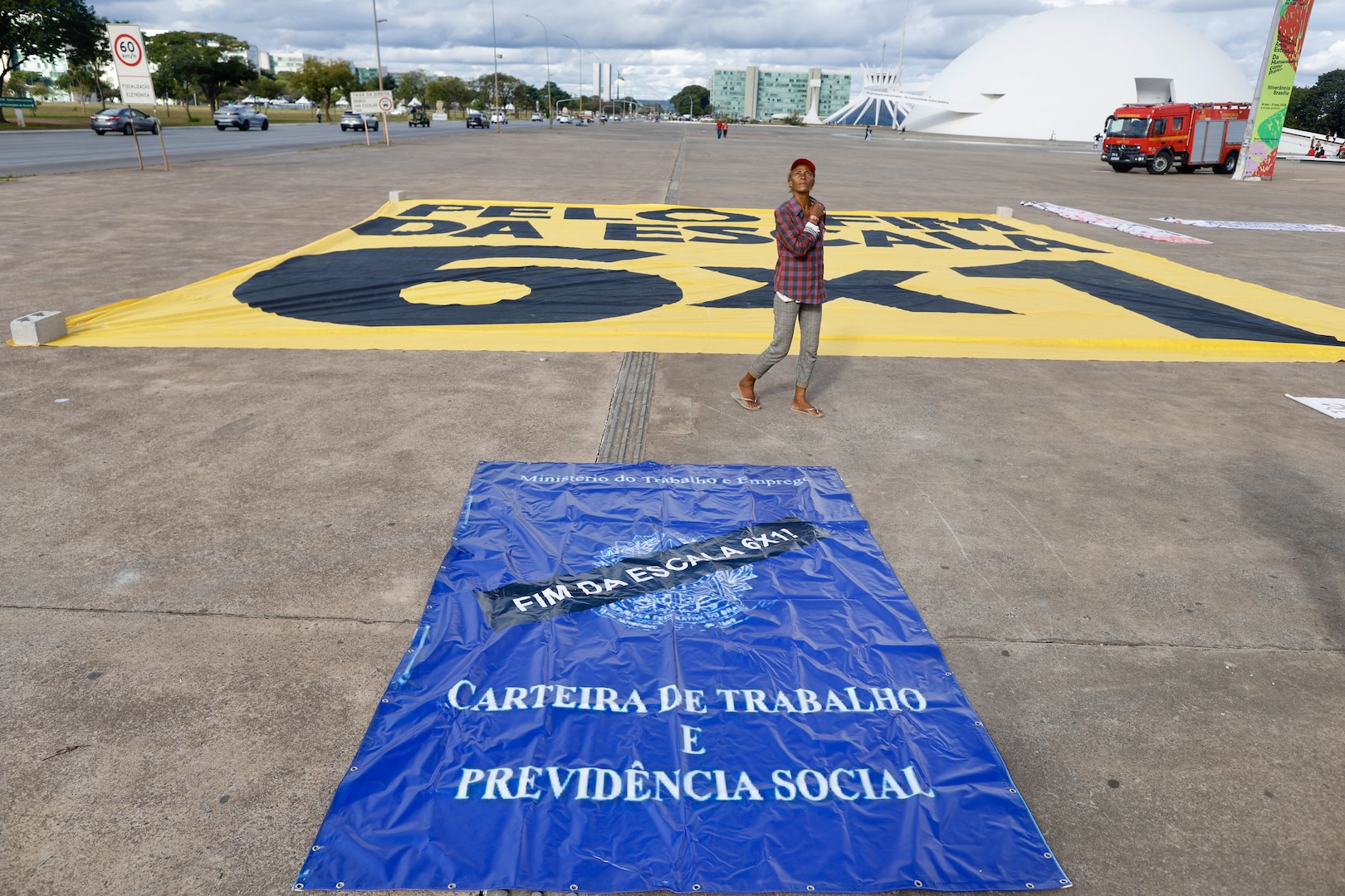 Manifestantes reunidos em Brasília exigem fim da escala 6 X 1.