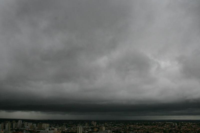 Cidade de Campo Grande com céu nublado e vegetação verdejante.