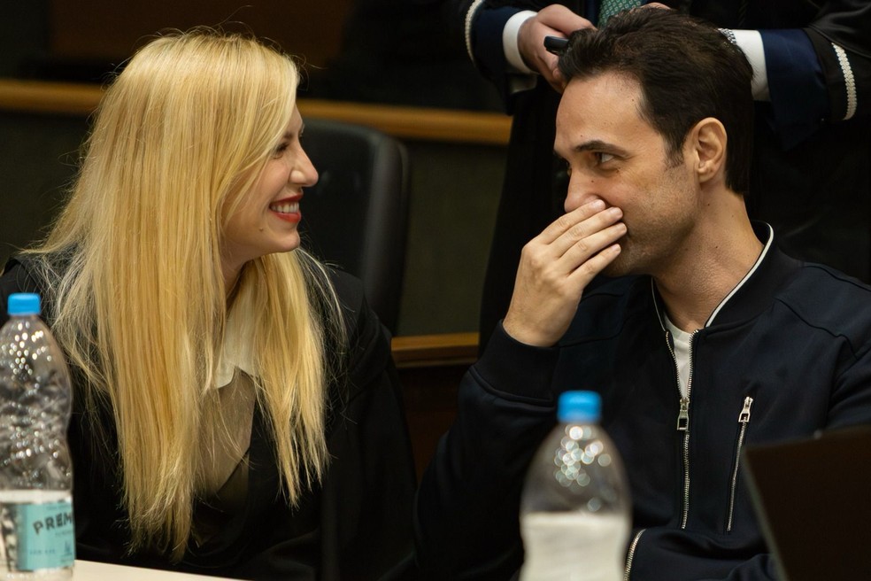 Leniel Borel, pai de Henry, em tribunal, apresentando caso de menina queimada.