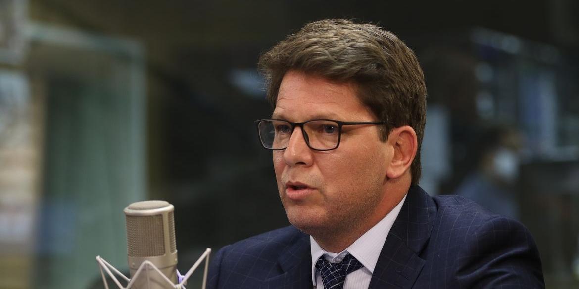 Mário Frias nega envio de emendas para financiar filme de Bolsonaro em audiência no STF.