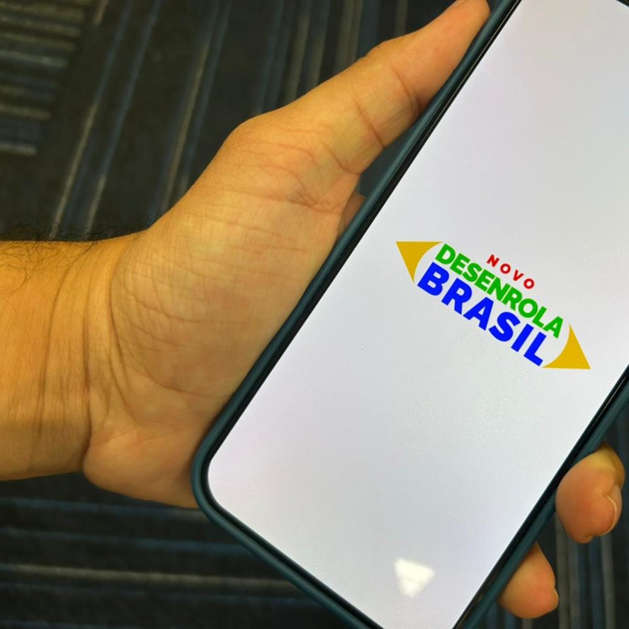 Pessoas acessam aplicativo FGTS para pagar dívida em massa.