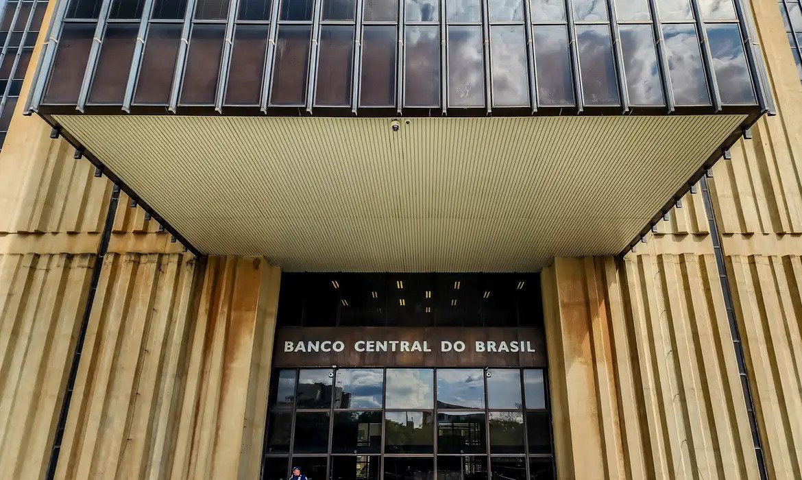 Motos e veículos congestionam a entrada do SAMU em cena de emergência.