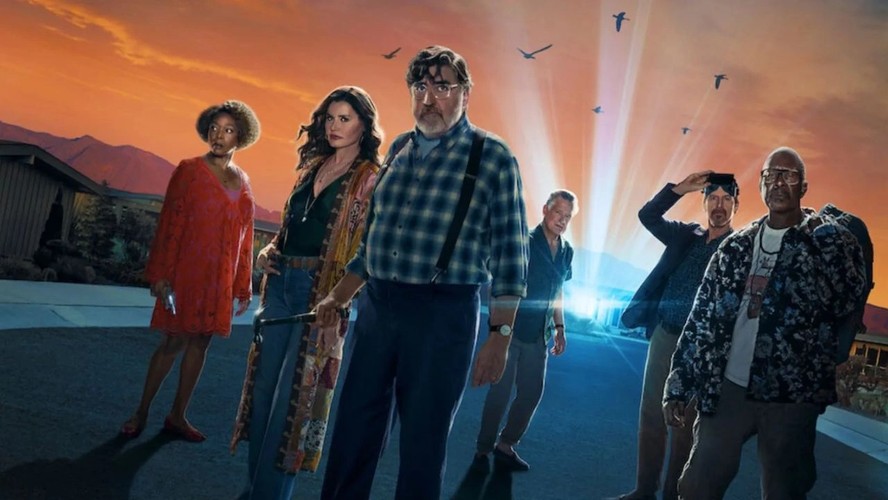 Jornalista segurando um roteiro da série The Boroughs da Netflix.