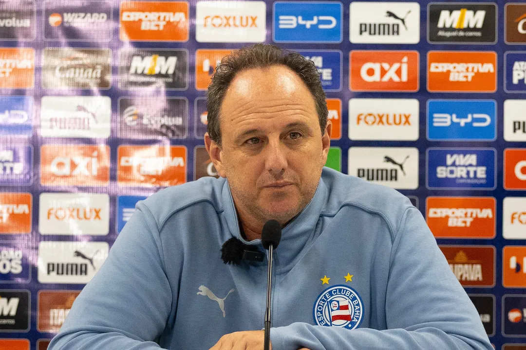 Técnico Ceni discute mudanças no Bahia na janela de transferências.