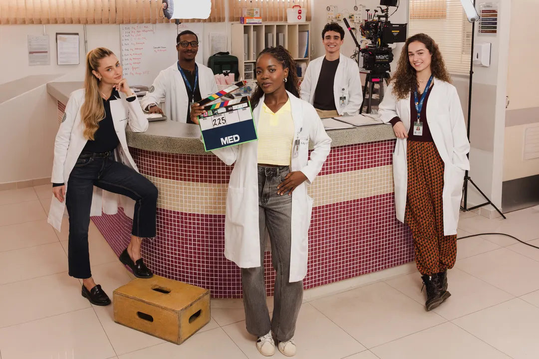 Equipe médica em cena de notícia jornalística sobre série Grey