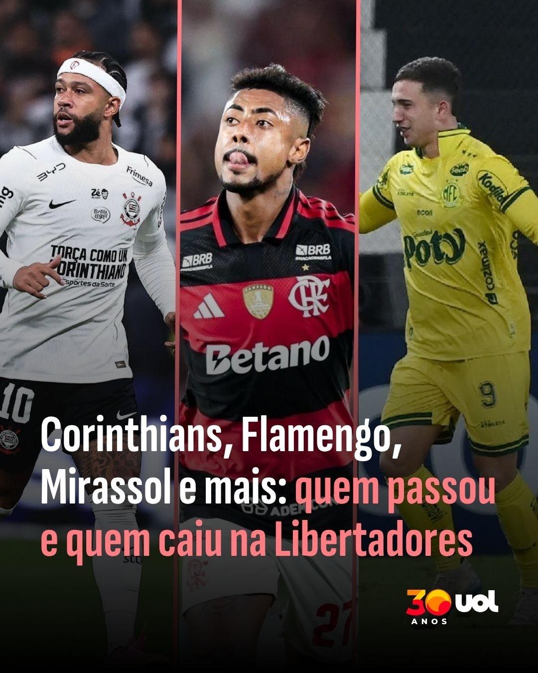Jogadores do Grêmio celebram empate em jogo decisivo da Sul-Americana contra o Torque.