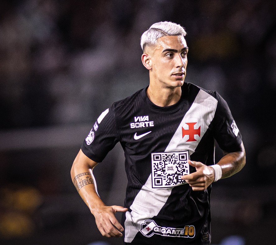 Atleta do Vasco da Gama em campo sem o jogador Puma na lateral-direita.