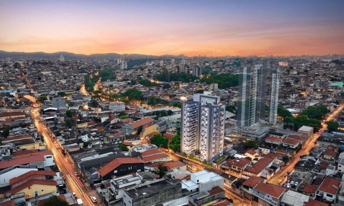 Empresário sorridente ao lado de gráficos financeiros, mostrando crescimento de lucro.