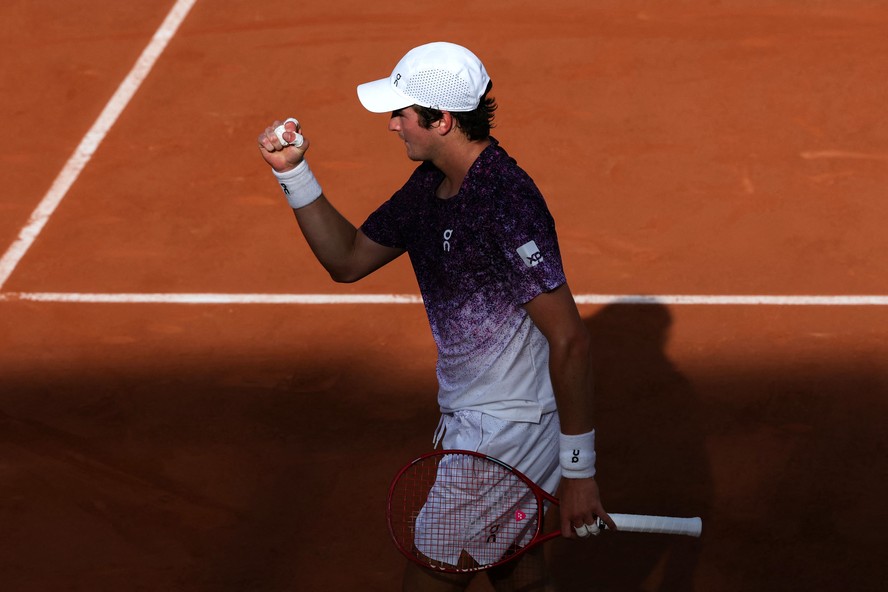 João Fonseca em jogo de tênis no Roland Garros.