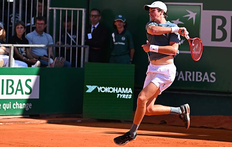 João Fonseca em jogo de tênis no Roland Garros.