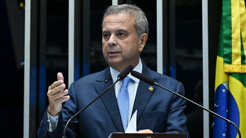 Parlamentares discutem projeto de jornada flexível em plenário.