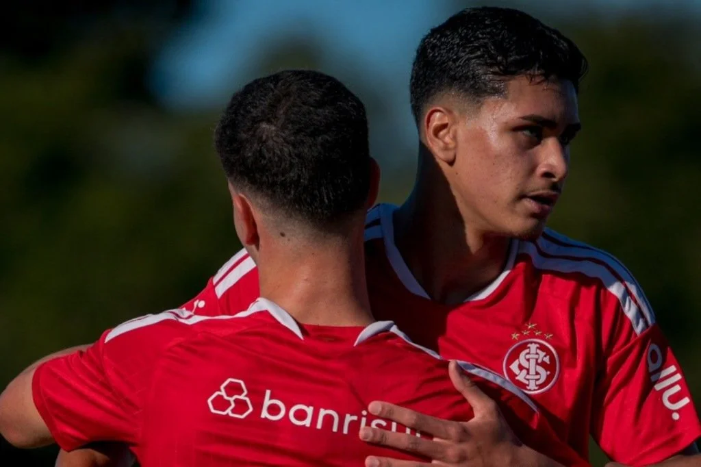 Jogadores de Inter celebram vaga nas quartas de final do Brasileirão Sub-20.