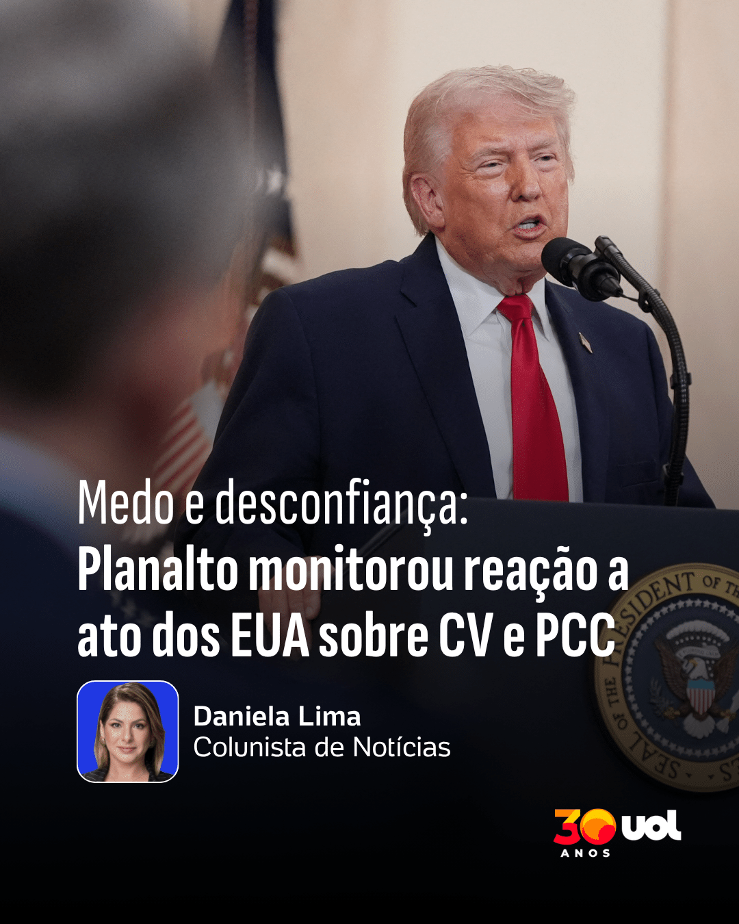 Jornalista sentado à mesa de trabalho, com papel e lápis, analisando tabela de playoffs da Sul-Americana.