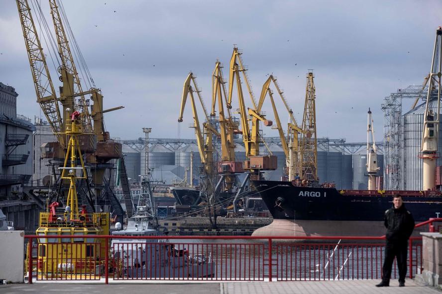 Navio turco danificado após ataque de drone russo em Odessa, Ucrânia.