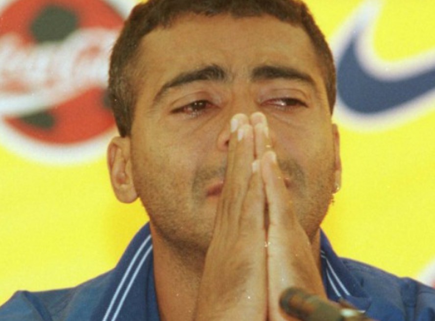 Romário cai lesionado antes da Copa de 1998, lembrando drama semelhante a Neymar.