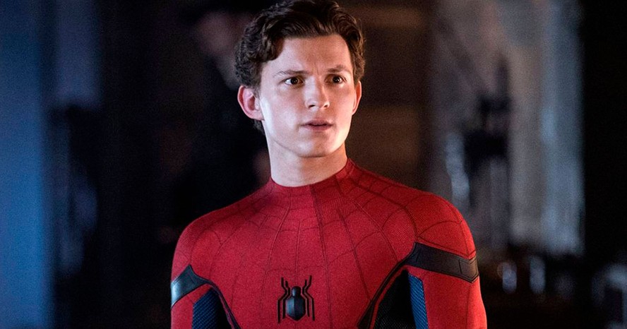 Tom Holland posa em frente a uma tela de cinema com uma expressão pensativa.