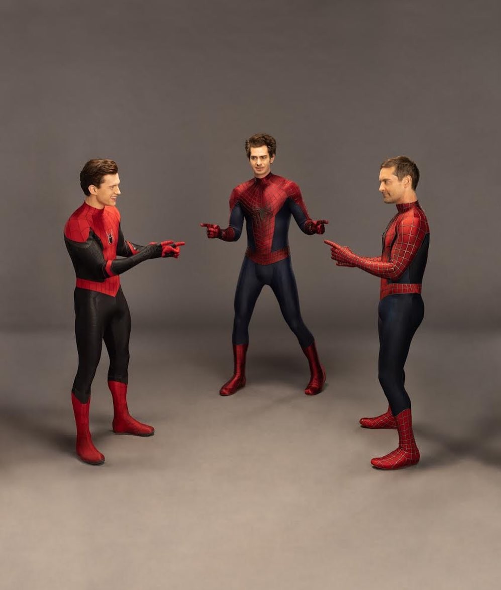 Tom Holland posa em frente a uma tela de cinema com uma expressão pensativa.