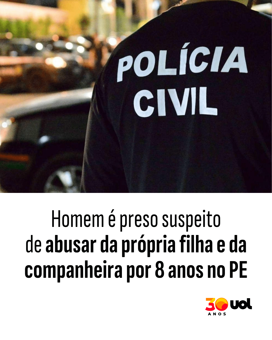 Jornalista em frente a uma tela de TV mostrando a logo da Copa Libertadores.