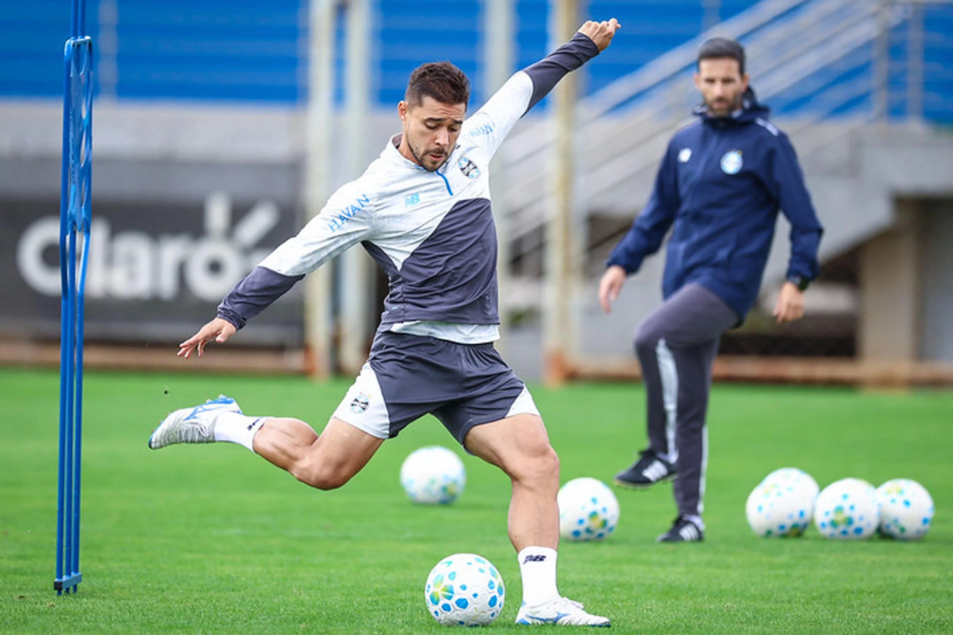 Jogador João Pedro é visto saindo de campo, enquanto treinadores discutem posição de lateral direita em campo.