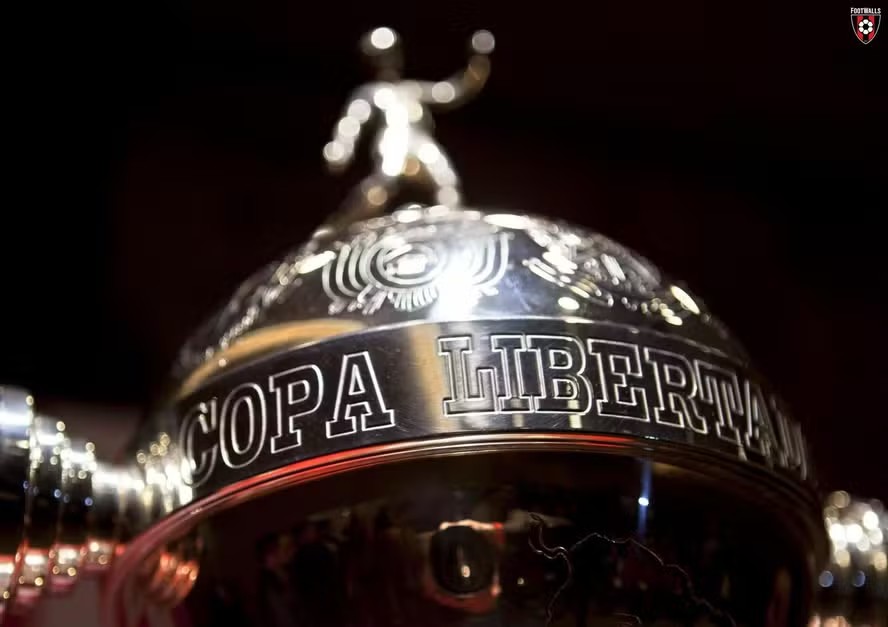 Jornalista analisa tabela da Copa Libertadores com mapa do Brasil.