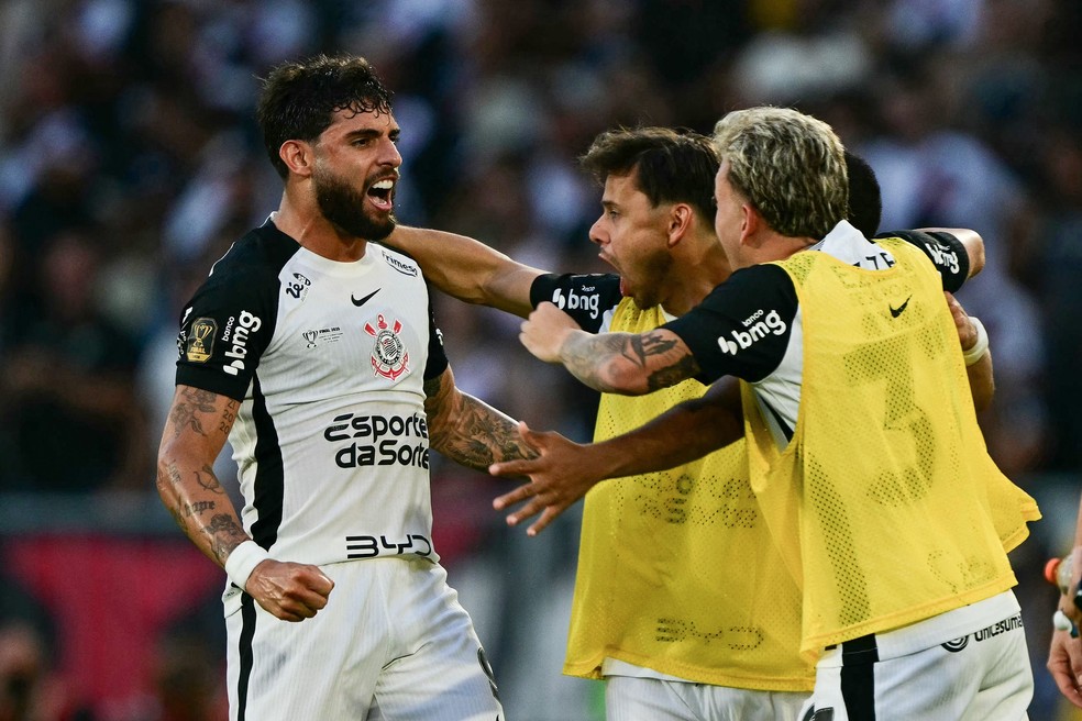 Jornalista analisa tabela da Copa Libertadores com mapa do Brasil.