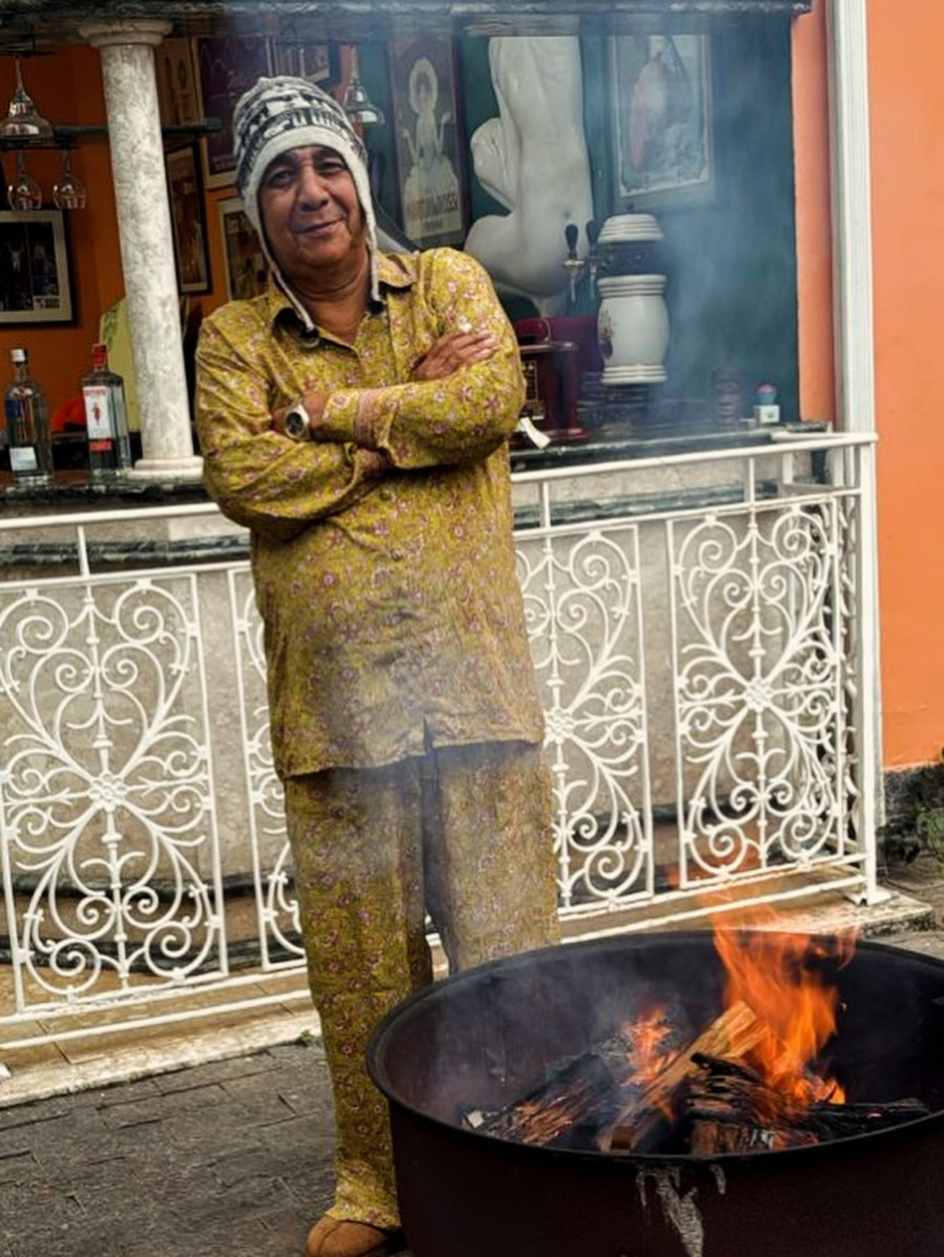 Zeca Pagodinho sai de casa com roupas confortáveis para enfrentar o frio no Rio de Janeiro.