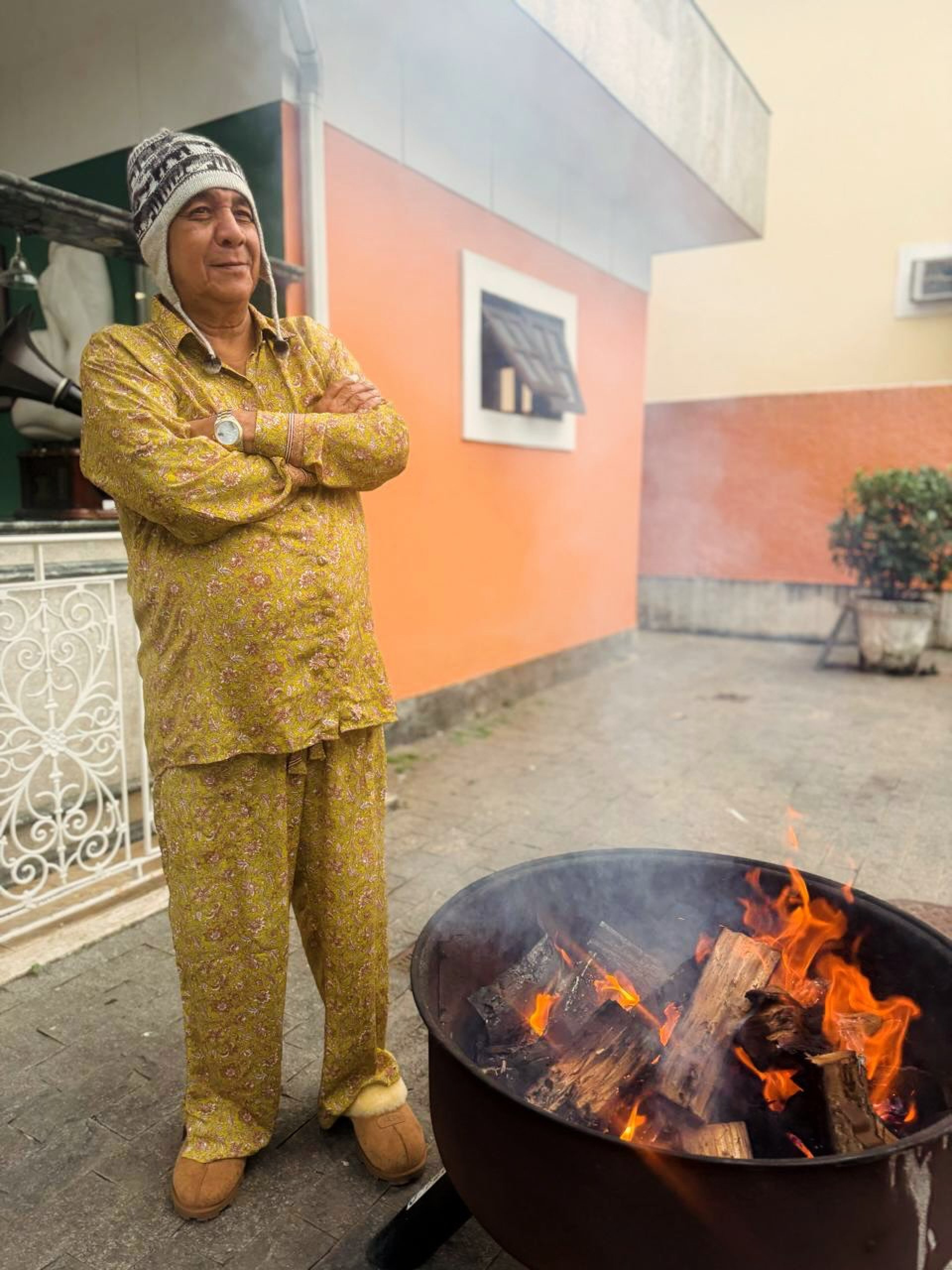 Zeca Pagodinho sai de casa com roupas confortáveis para enfrentar o frio no Rio de Janeiro.